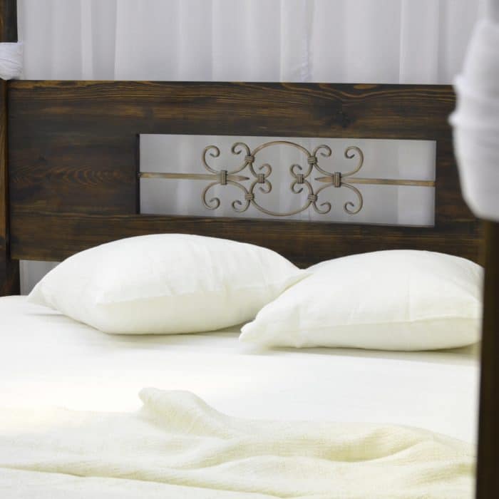 łóżko drewniane z rzeźbieniem