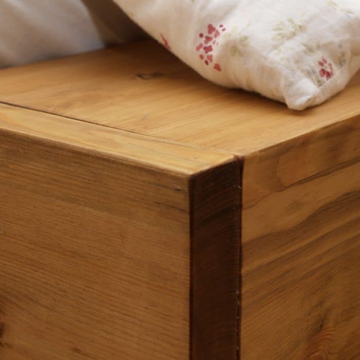 łóżko drewniane na wysokich nóżkach